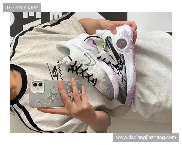 足球明星个性涂鸦鞋子展示时尚与创意的完美结合